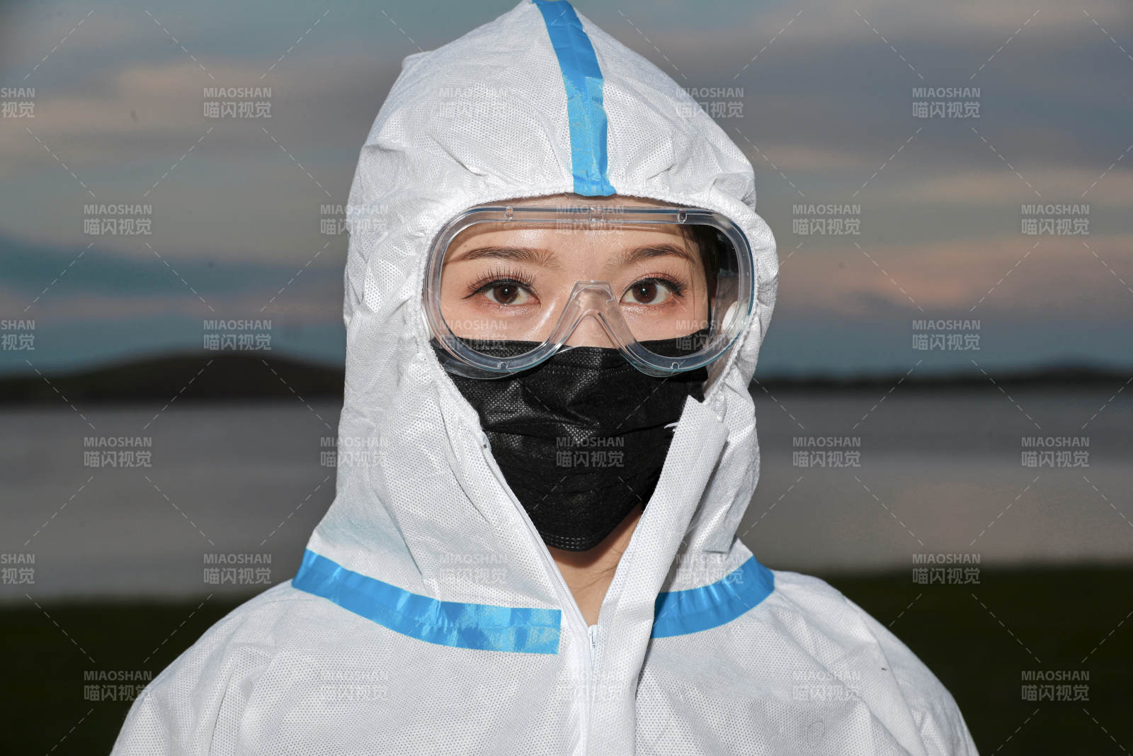 穿白色防護服佩戴護目鏡口罩的女性防護人員