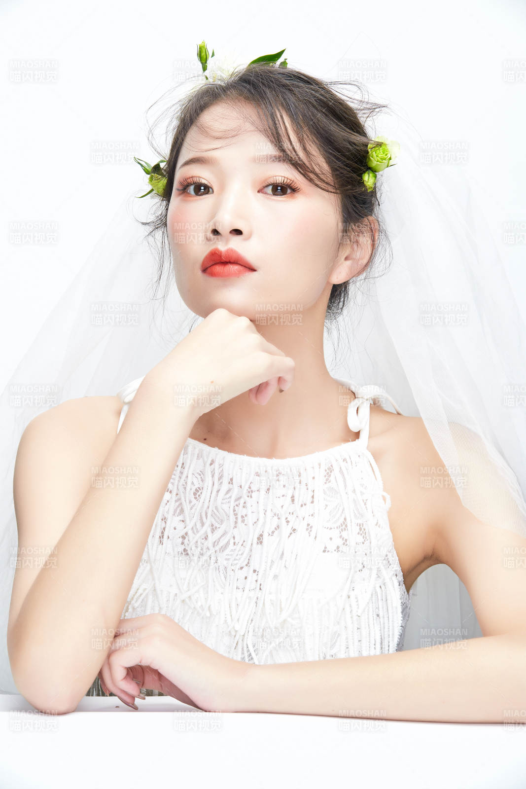 棚拍白色背景下的新娘美妝