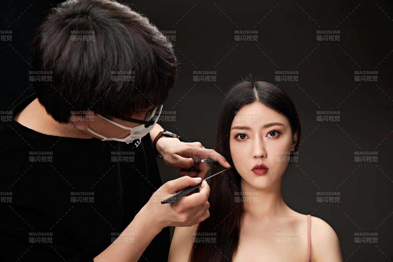 進行美妝化妝的化妝師與模特