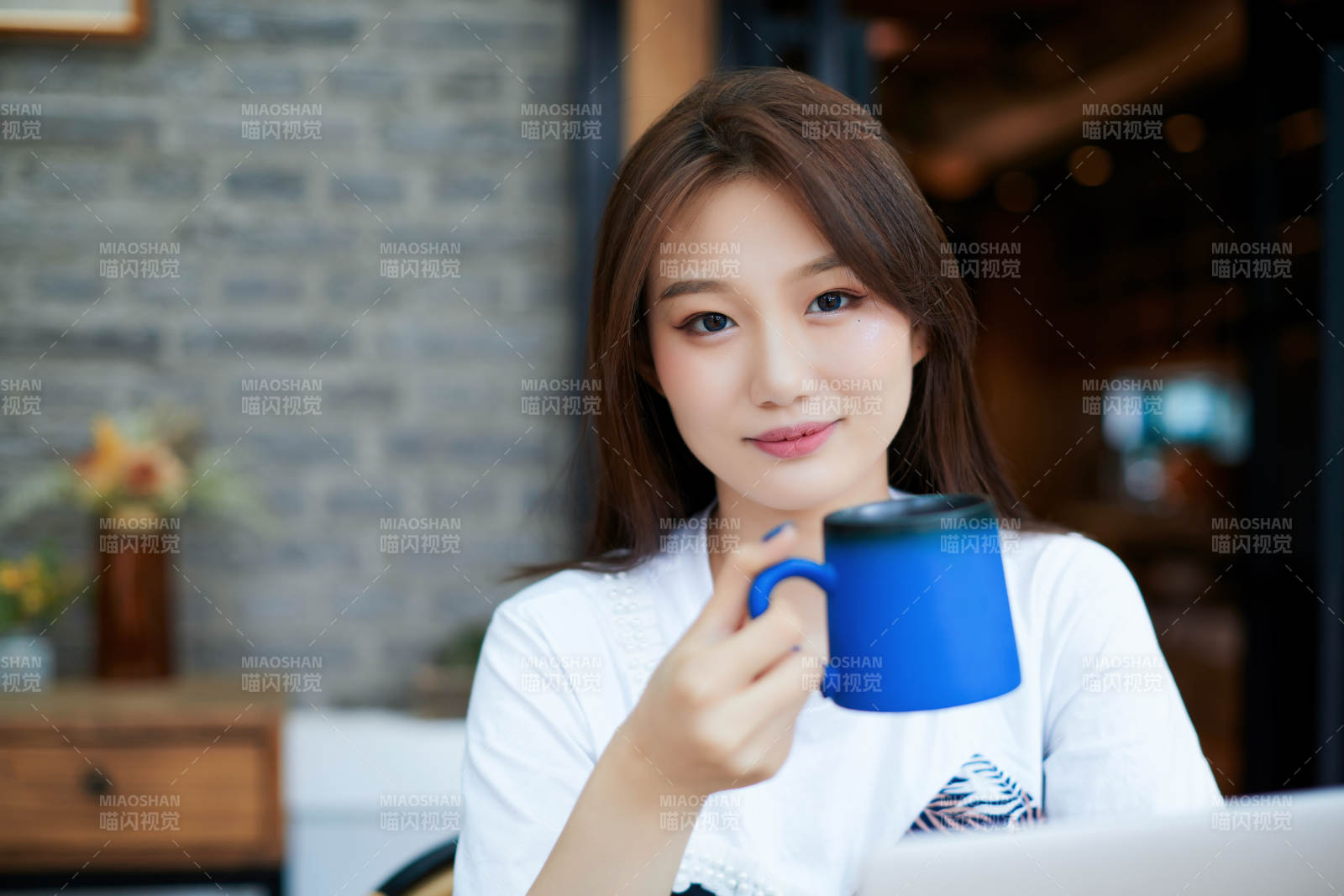 坐在咖啡圖書館吃東西的可愛少女