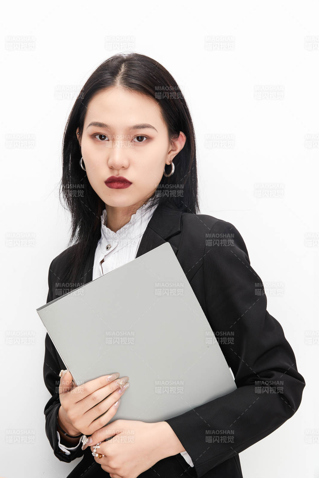 身穿西服拿著文件夾的美麗商務女士