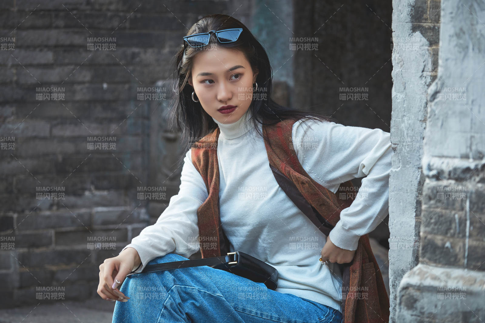 老舊城區里穿著復古港風的美麗清純少女