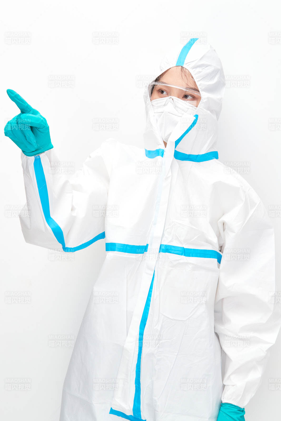 穿白色防護服佩戴護目鏡口罩的女性醫療人員