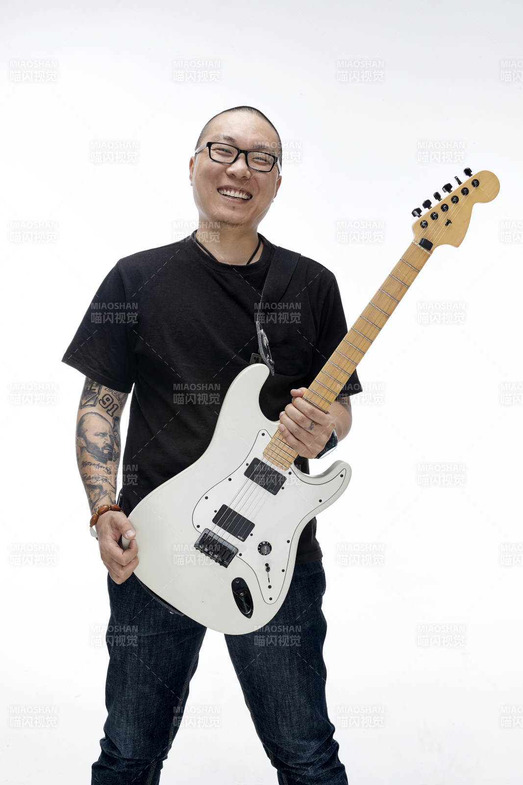 手持電吉他展示演奏的亞洲男性搖滾樂手人像