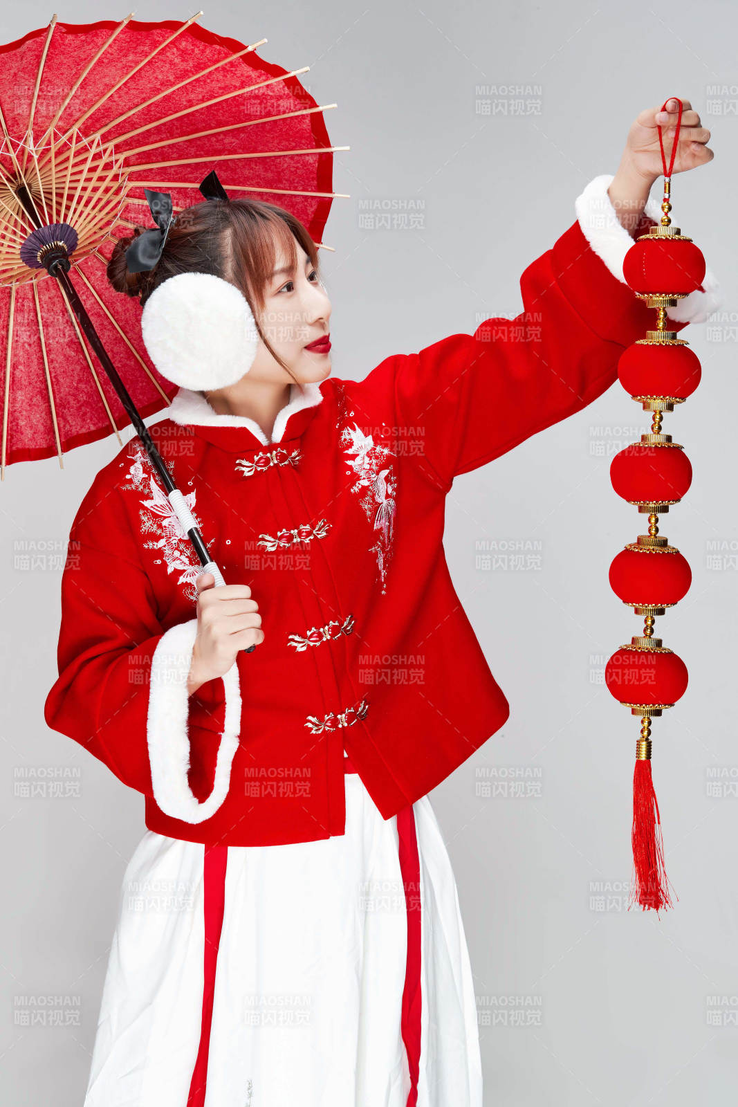 手打油紙傘手提紅燈籠身穿喜慶漢服的可愛少女