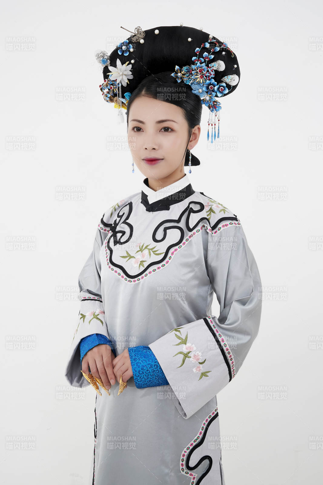 白色背景下的清代女性古裝造型清朝古裝