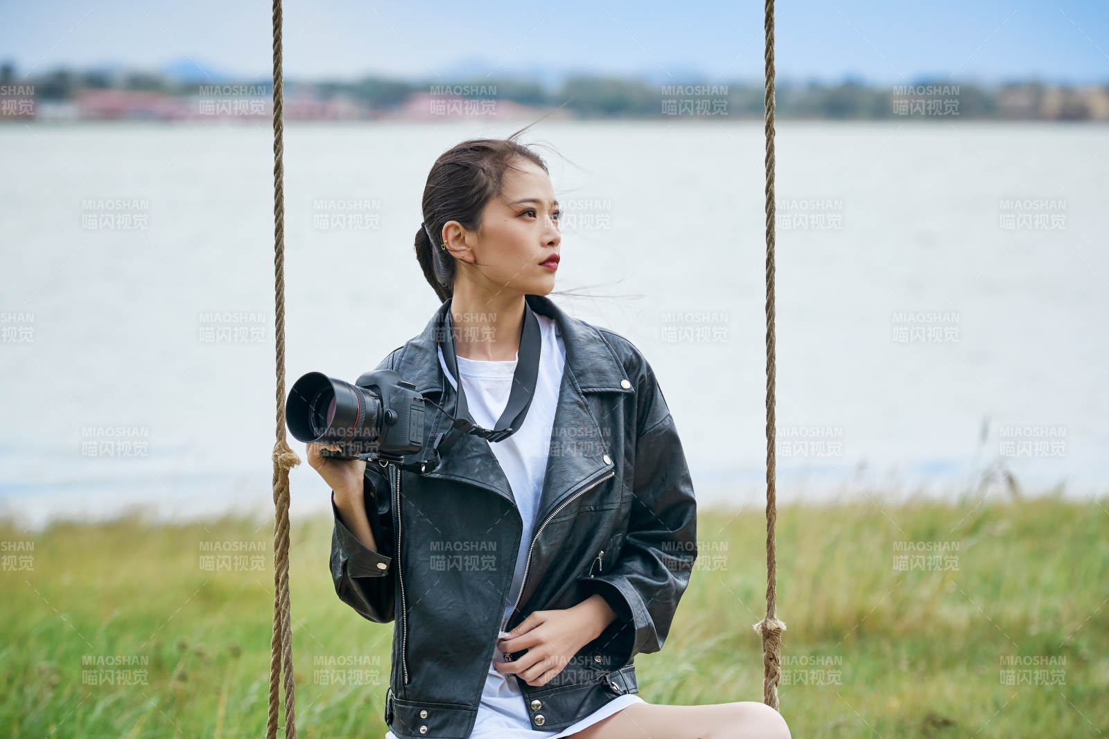 戶外湖畔進行拍攝的亞洲青年女性攝影師