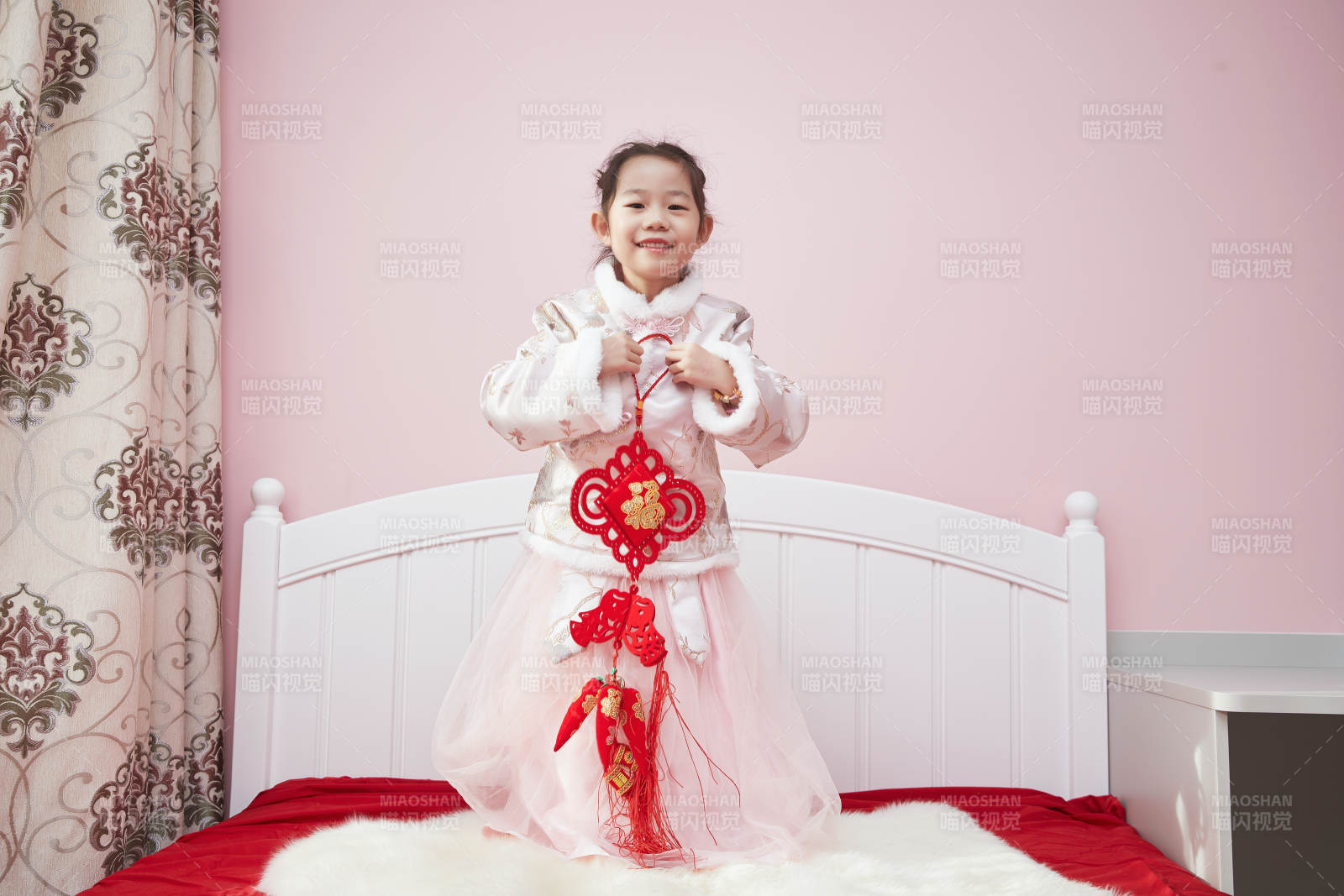 在家玩耍的亞洲小女孩