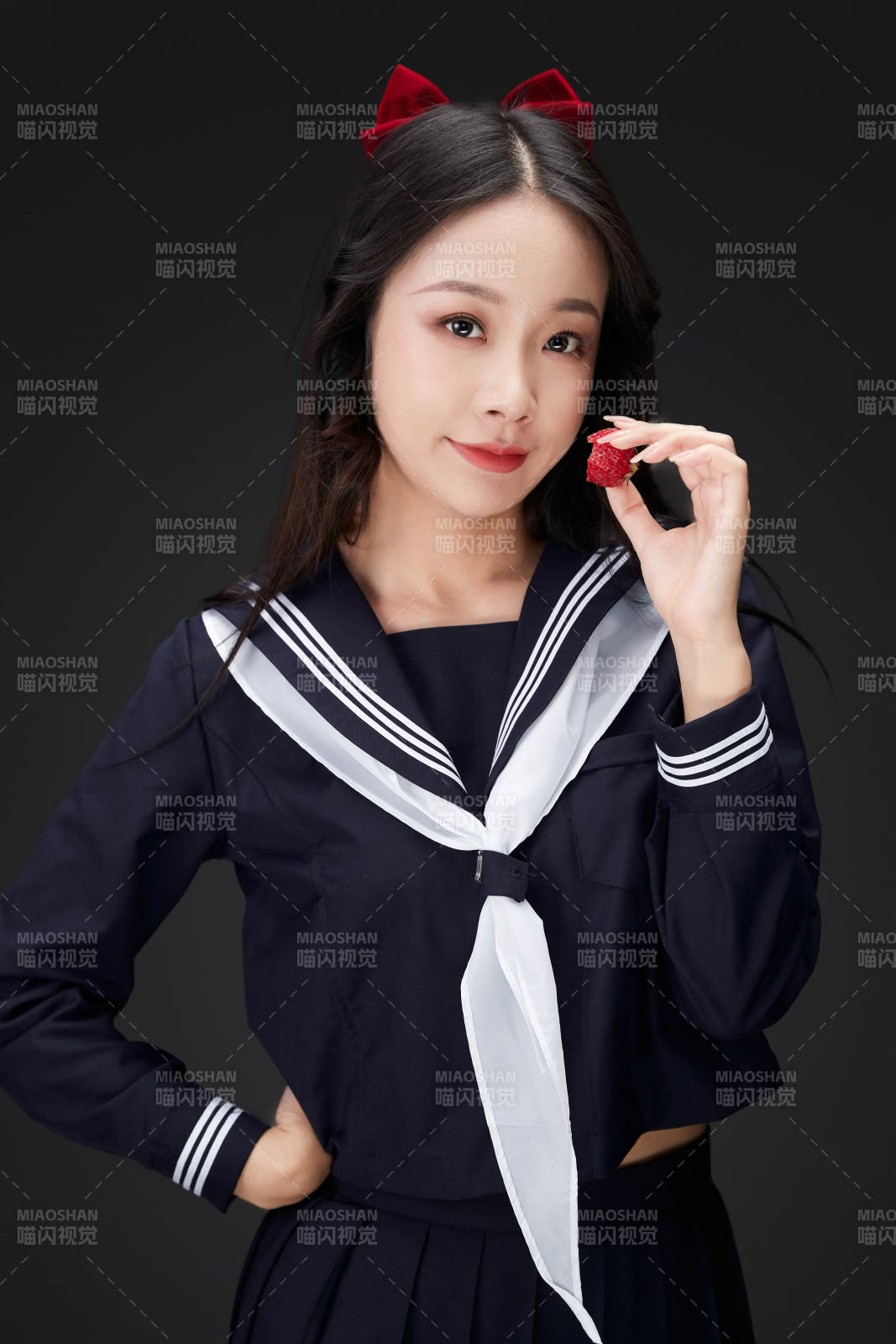 吃水果的亞洲東方長發少女