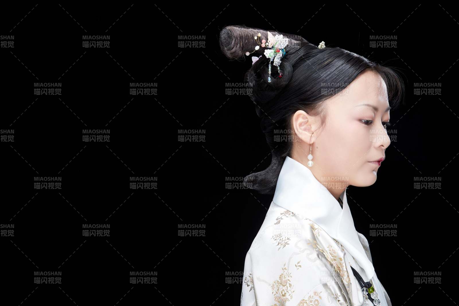 黑色背景下的清代女性古裝造型清朝古裝