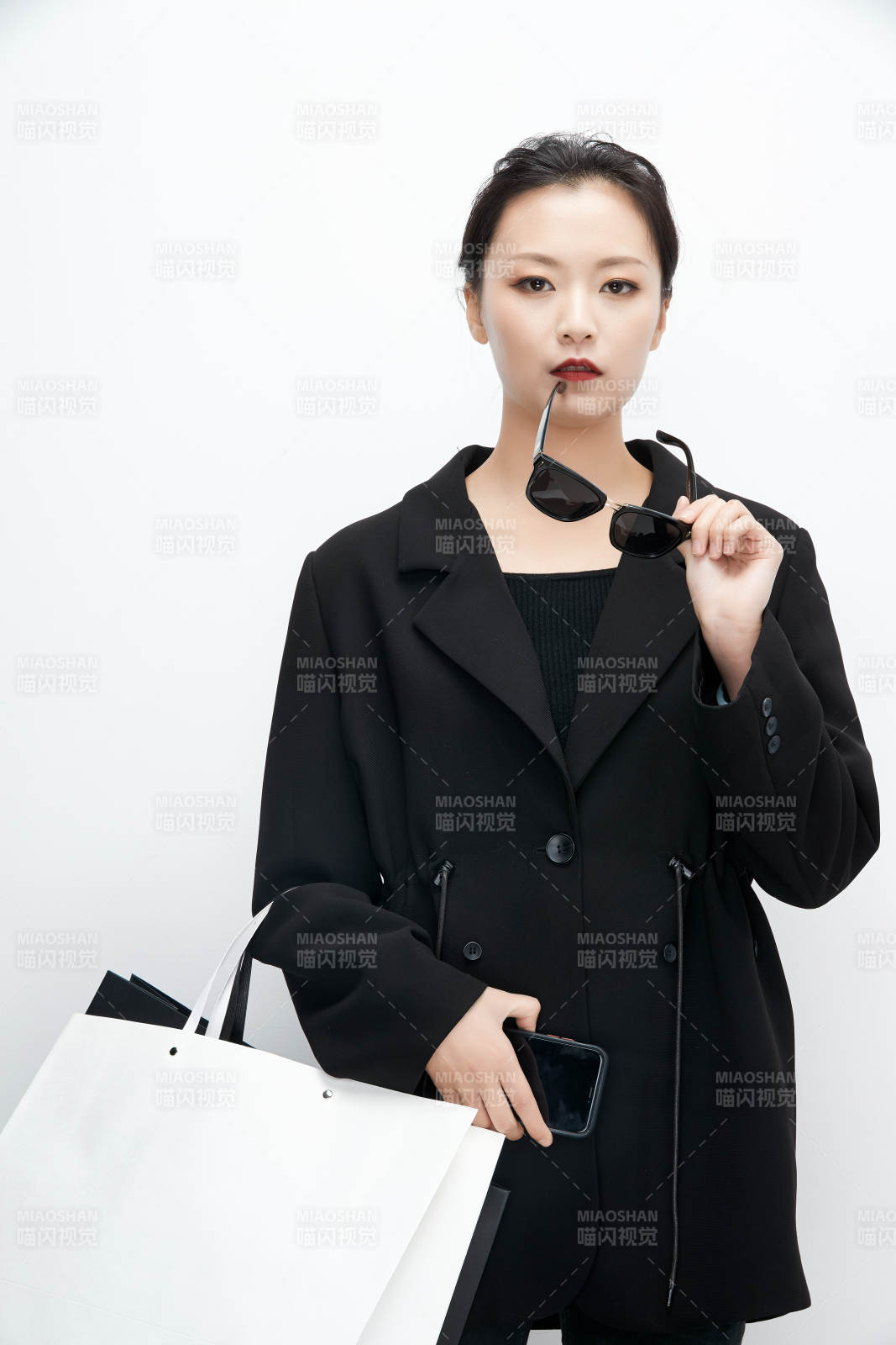 白色背景下手提購物袋時尚美麗的亞洲少女