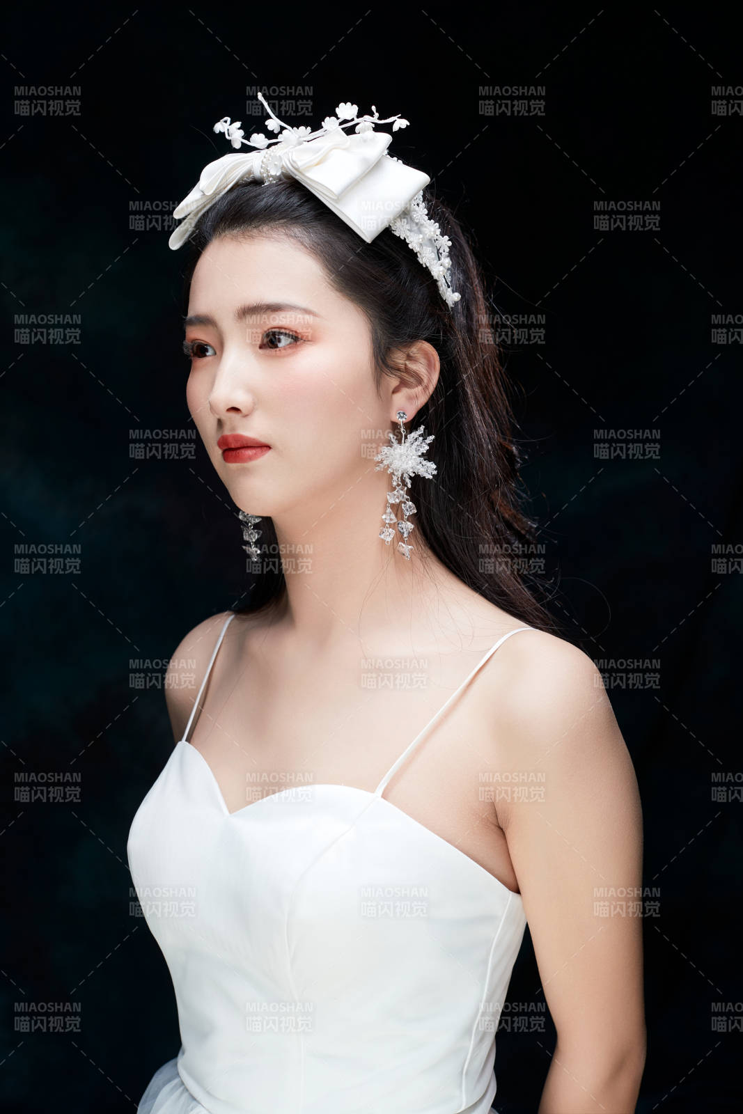 黑色背景下的女性復古婚紗妝面