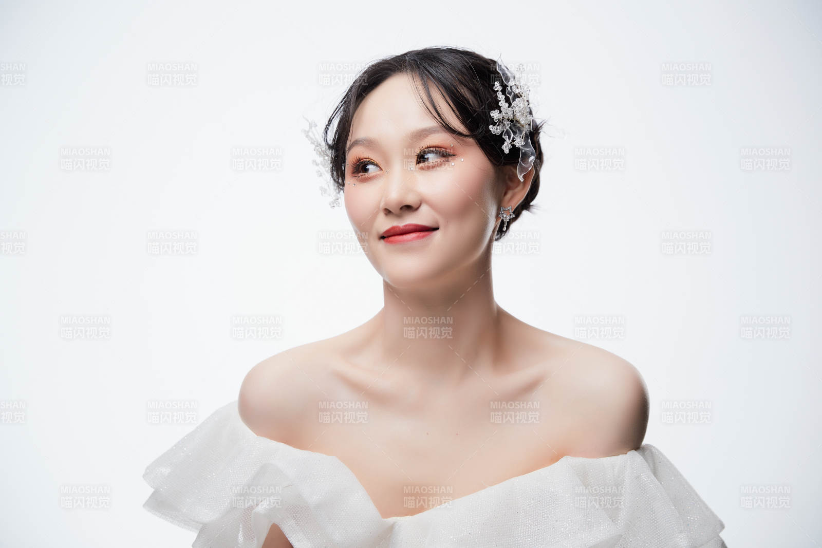 女性婚纱妆面图片
