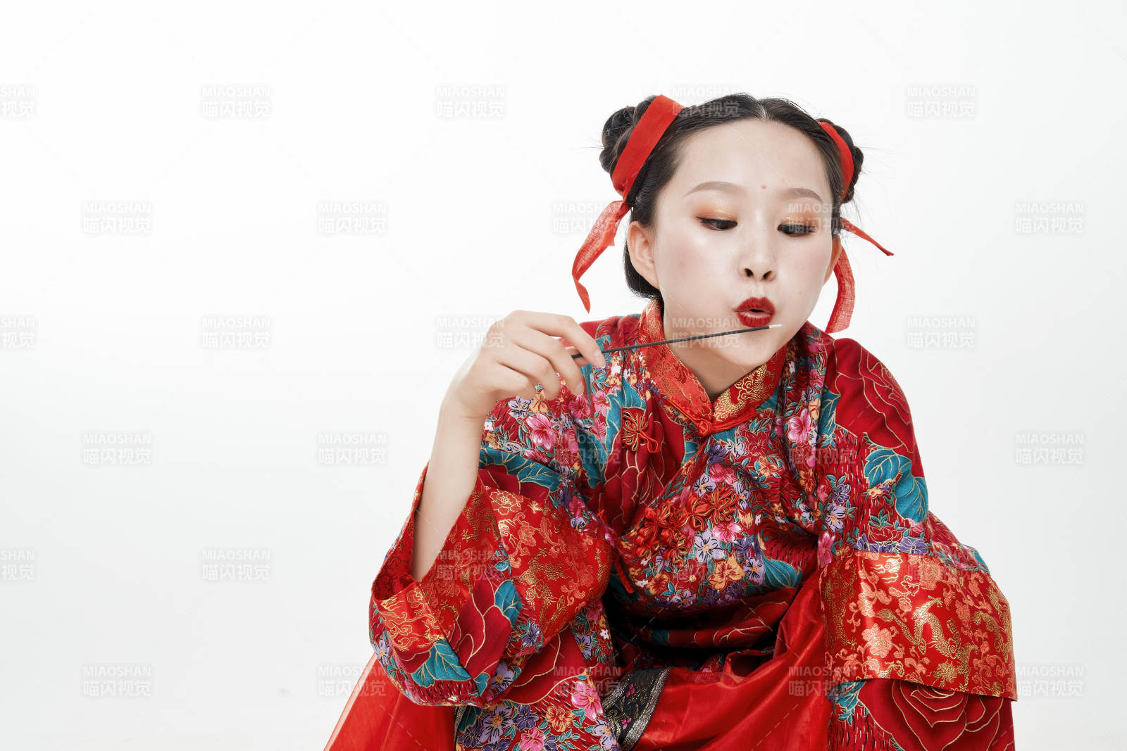 身穿中国传统服饰的青年女性