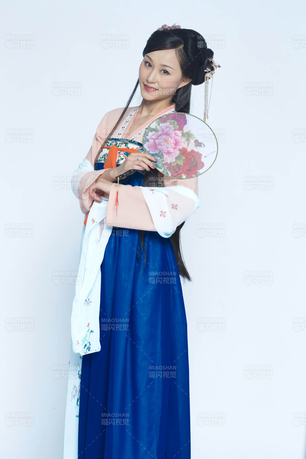 身穿古裝的漢服女性人像漢服影棚拍攝