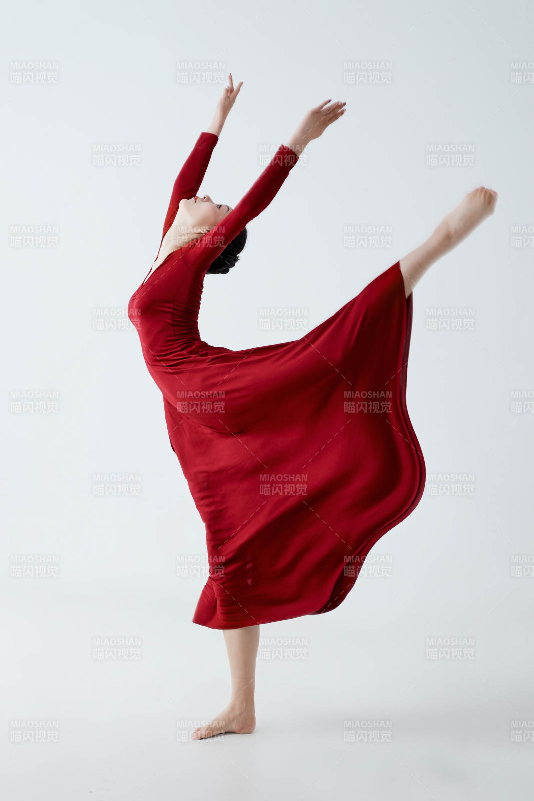穿著紅色長裙翩翩起舞的少女
