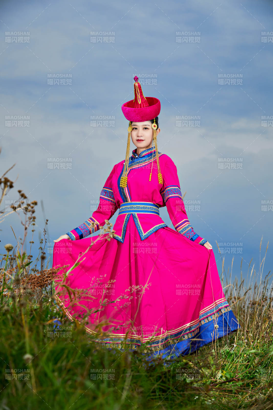 草原上身穿豪華蒙古族服飾的蒙族少女