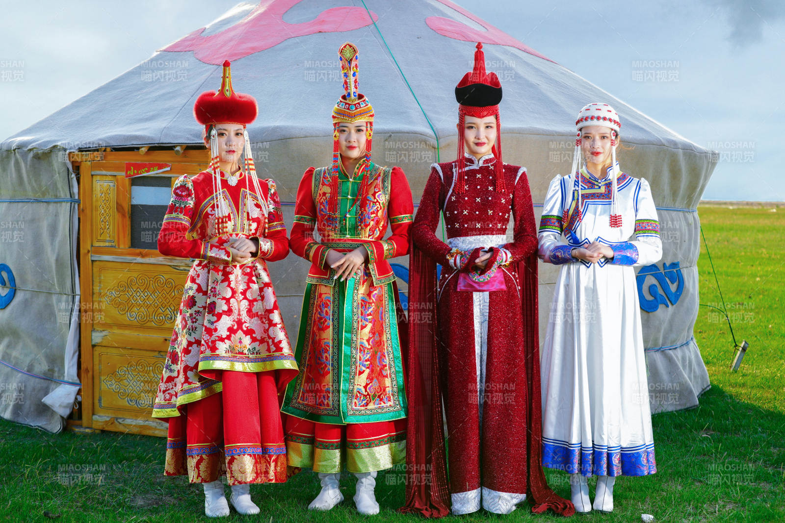 草原上穿著蒙古族傳統服飾的亞洲年輕美少女