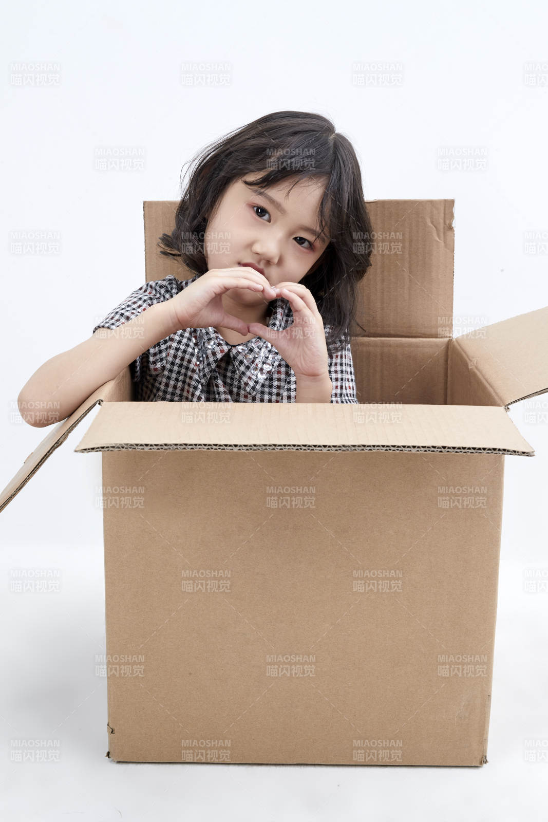 躲在紙箱中玩耍的調(diào)皮可愛亞洲小女孩兒童