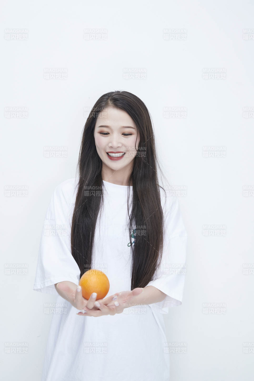 玩耍橙子穿白色長T血的亞洲可愛少女人像