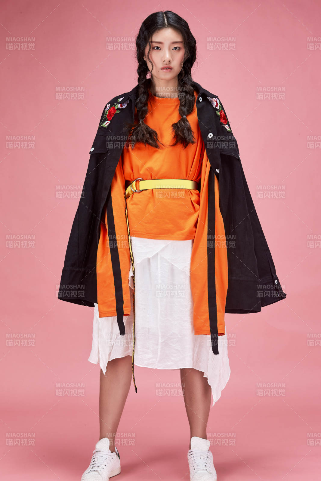 攝影棚拍攝的時尚亞洲女性模特