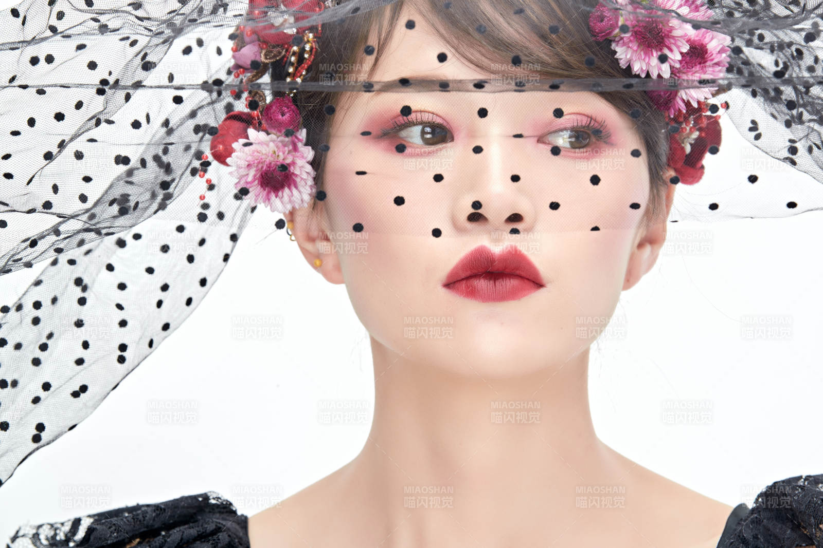 白色背景下的新娘彩妝美女人像