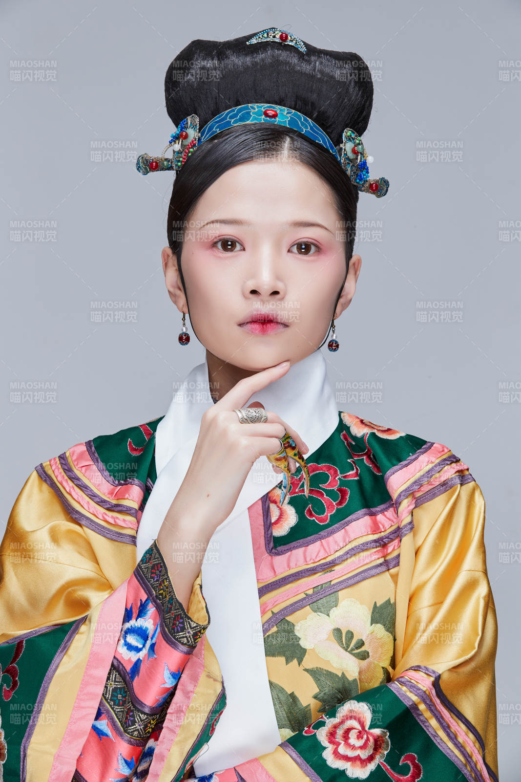 白色背景下的清代女性古裝造型清朝古裝