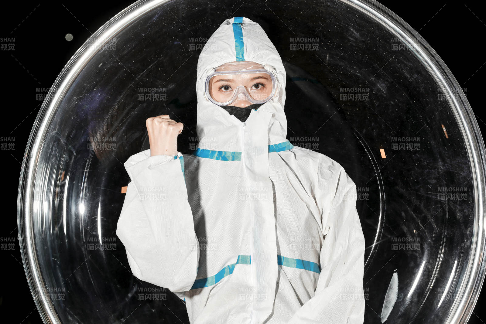 穿白色防護服佩戴護目鏡口罩的女性防護人員