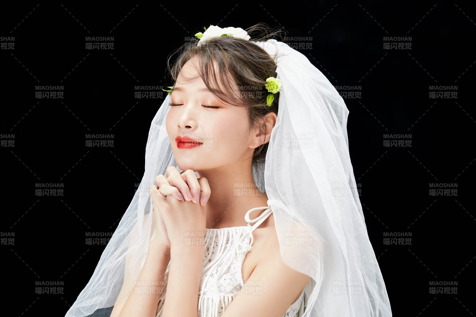 黑色背景下的美妝新娘彩妝人像