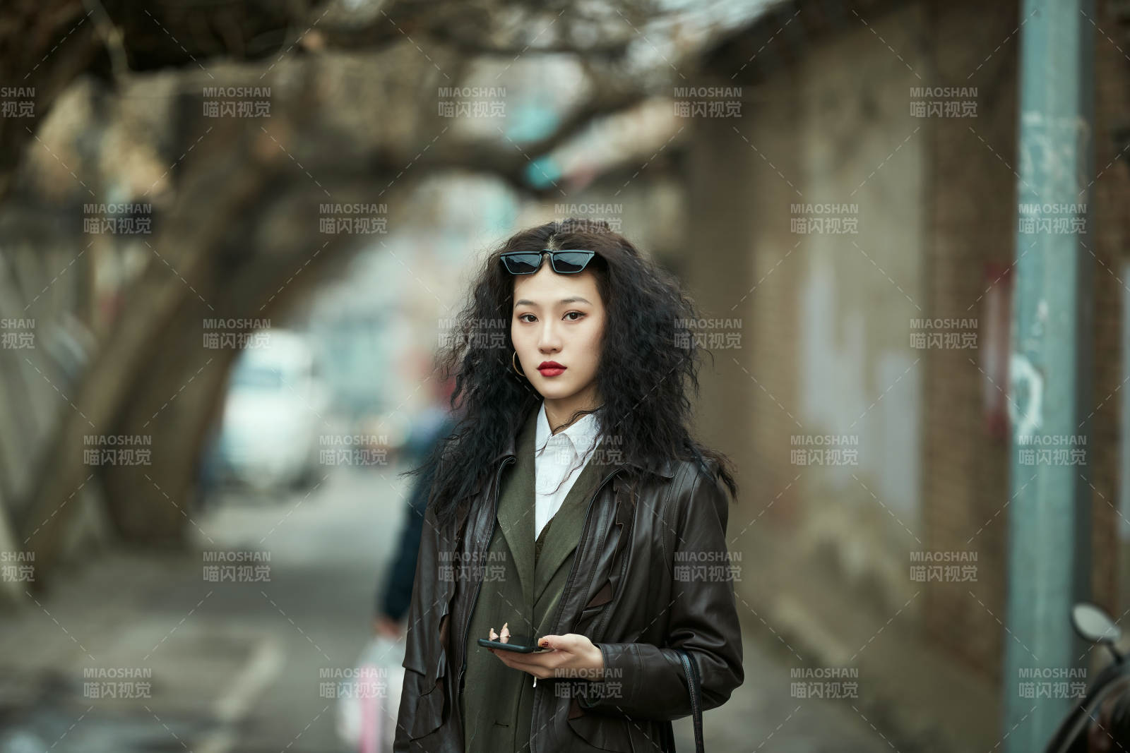 老舊城區(qū)里穿著復(fù)古港風(fēng)的美麗清純少女