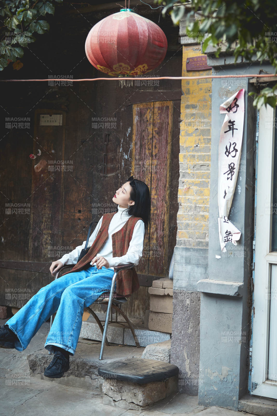 老旧城区里穿着复古港风的美丽清纯少女