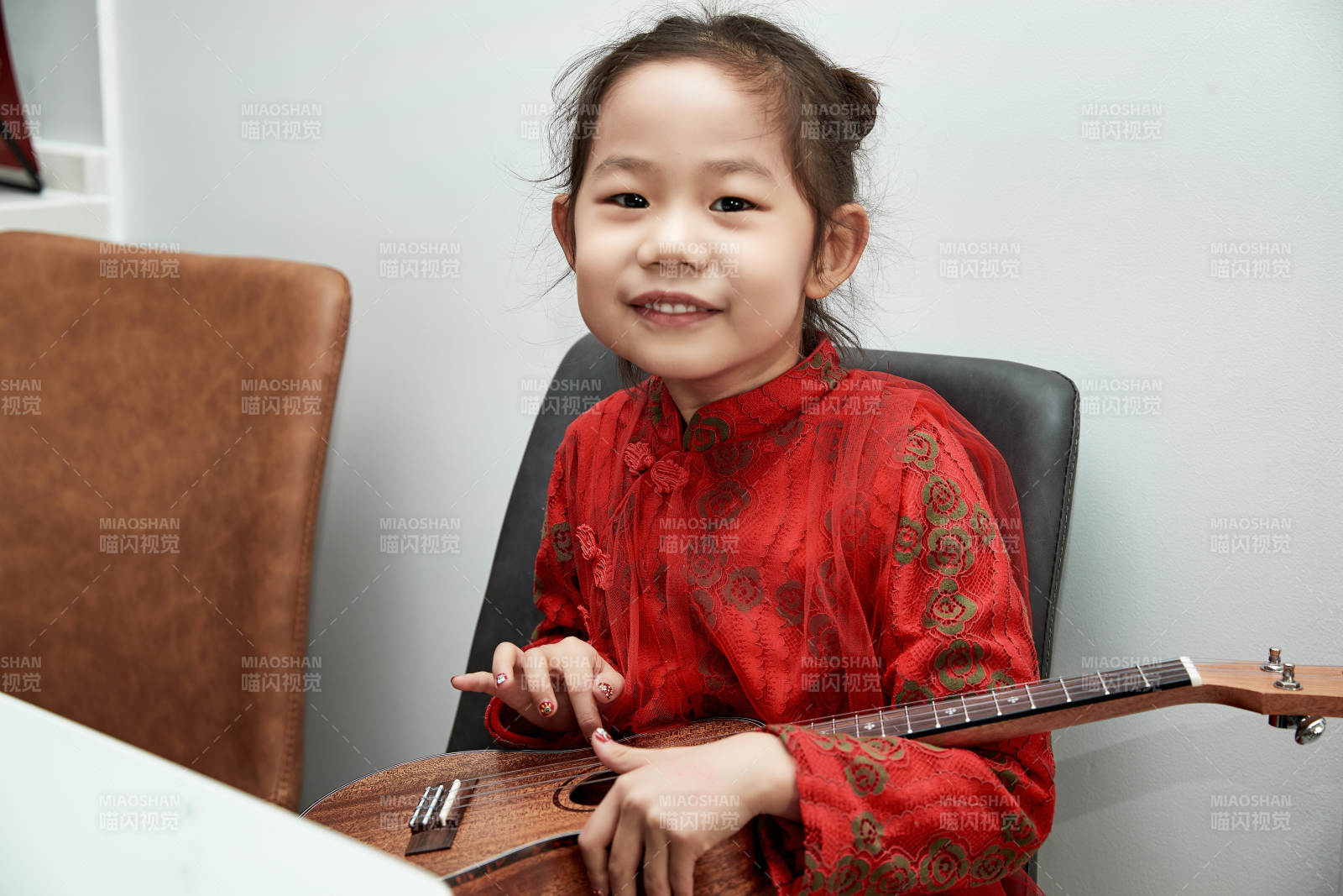 在家玩耍的亞洲小女孩