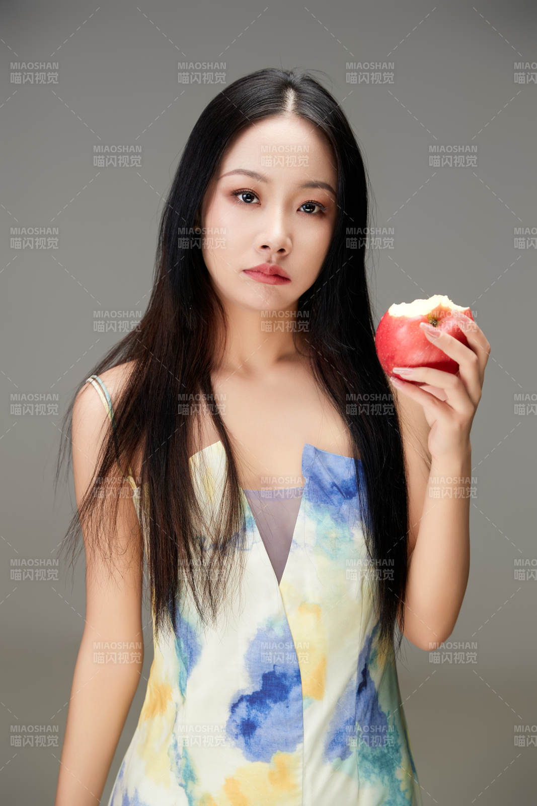 吃水果的亞洲東方長發少女