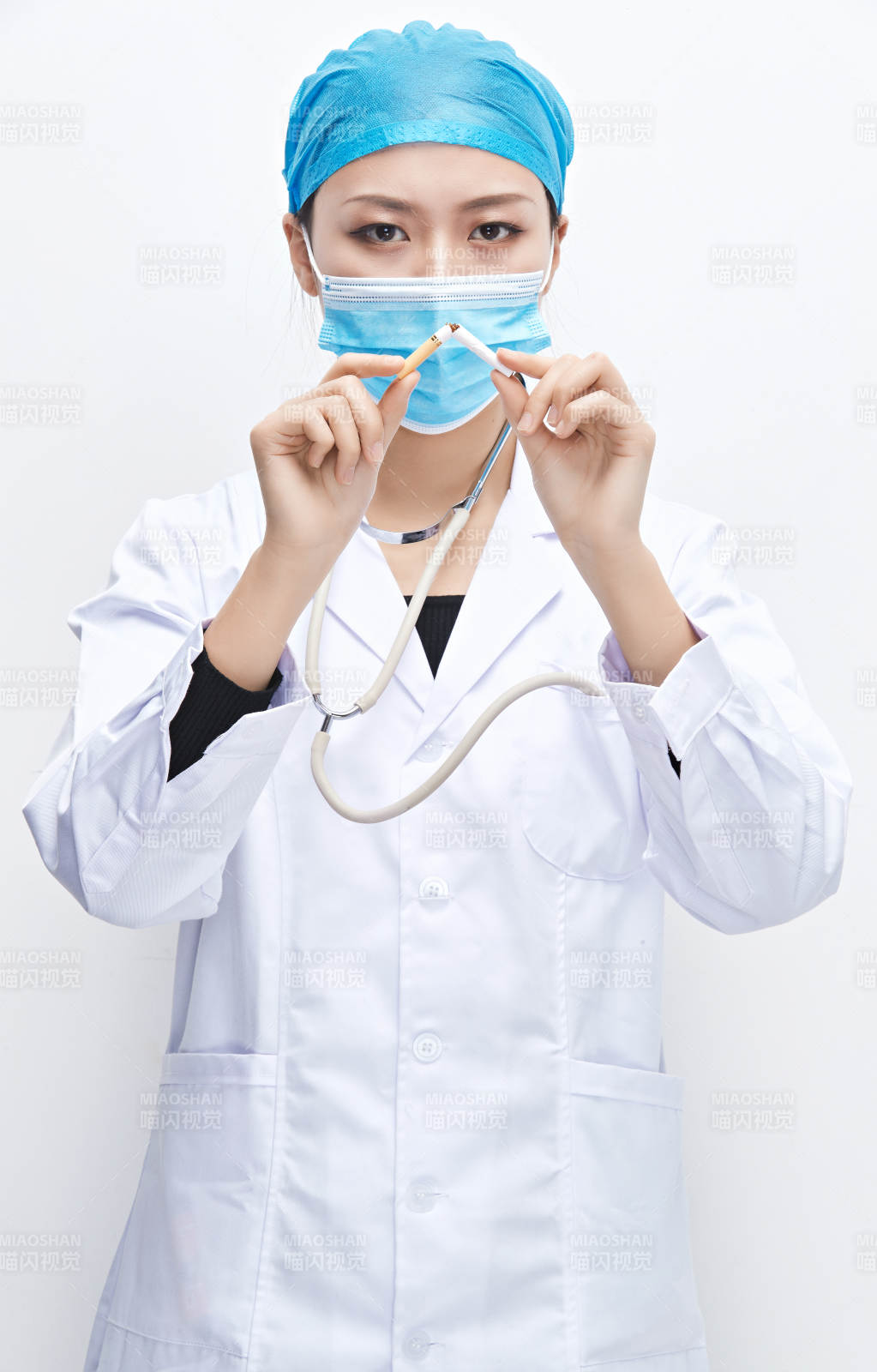 白色背景下傳遞傳遞吸煙有害健康信息的醫生