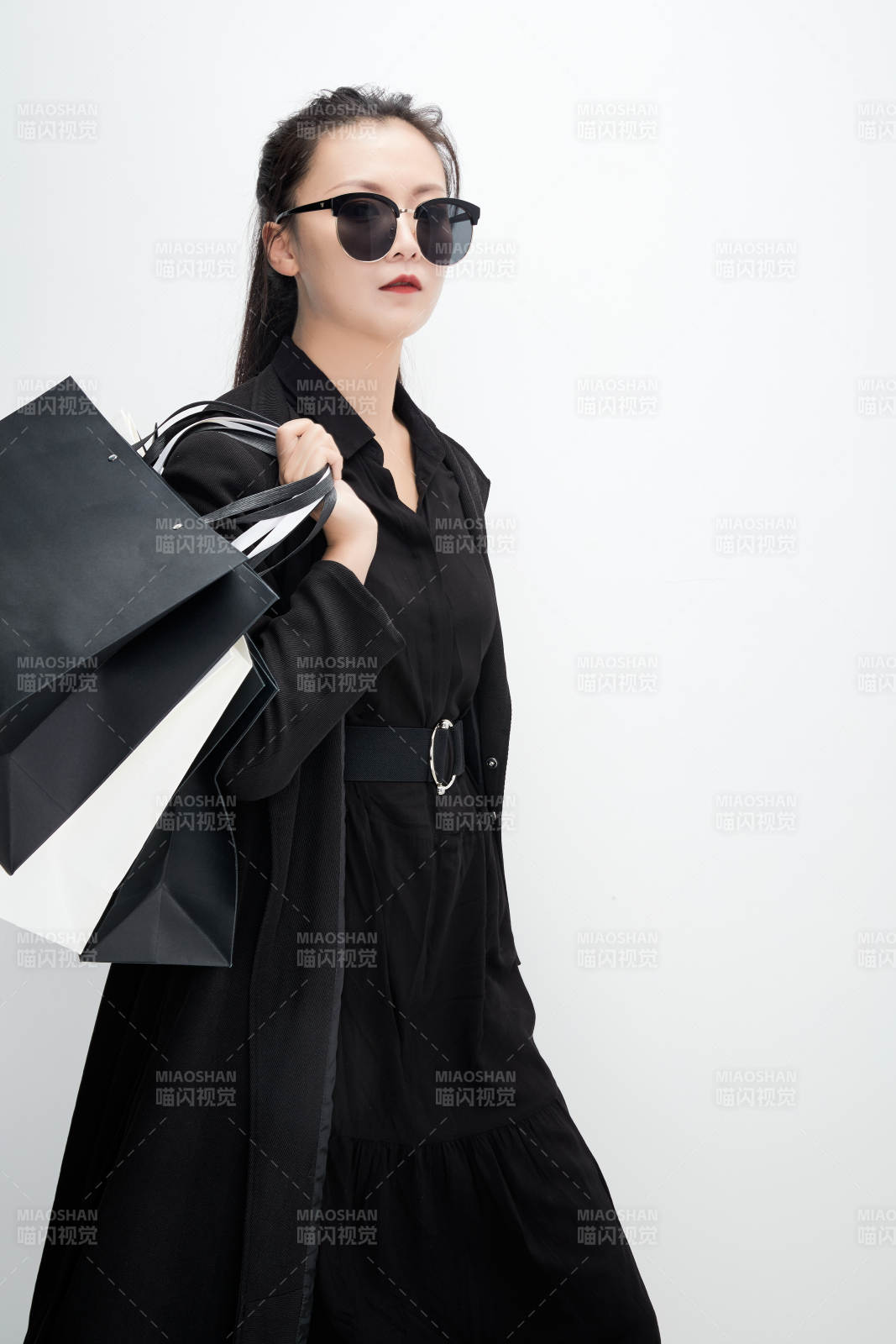 白色背景下手提購物袋時尚美麗的亞洲少女