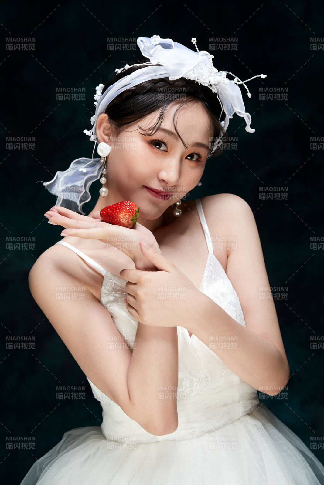 黑色背景下的女性復古婚紗妝面