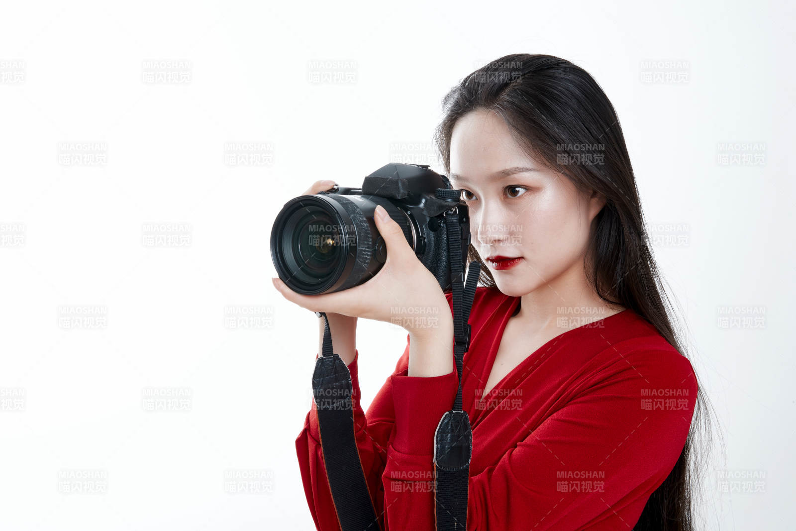 手持相機的亞洲年輕少女的肖像人像