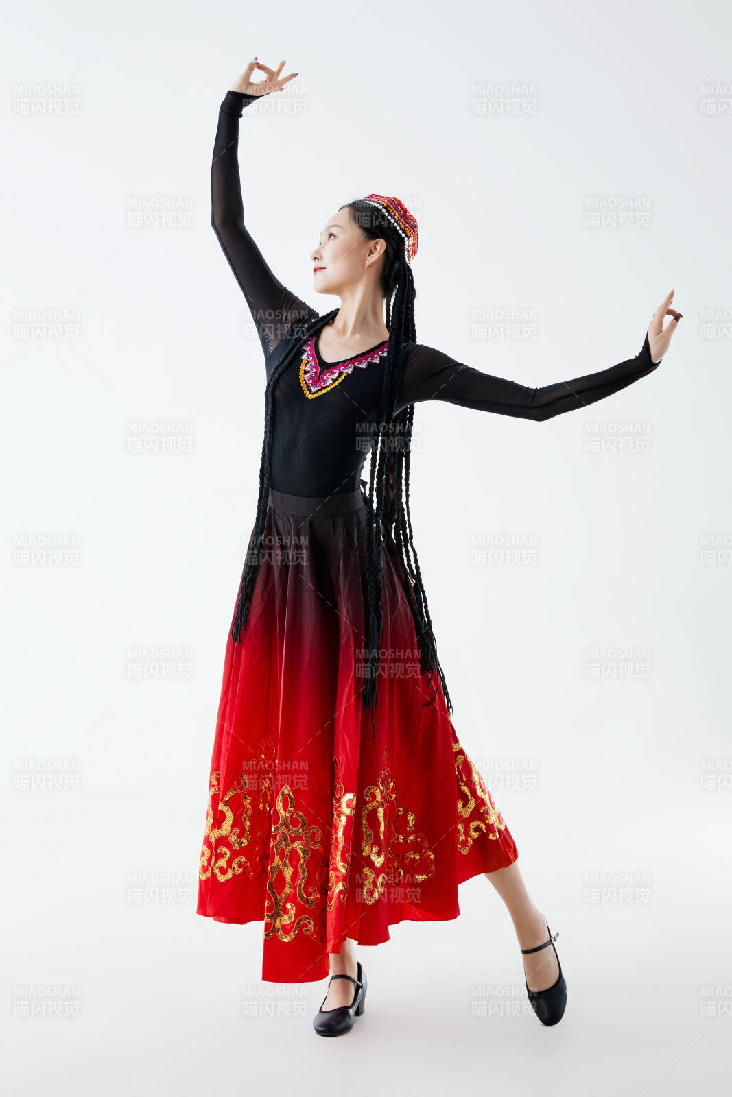 穿著新疆維吾爾族服飾跳舞的少女