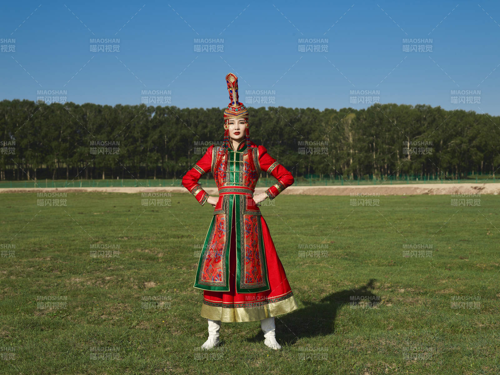 草原上穿著蒙古族傳統(tǒng)服飾的亞洲年輕美少女