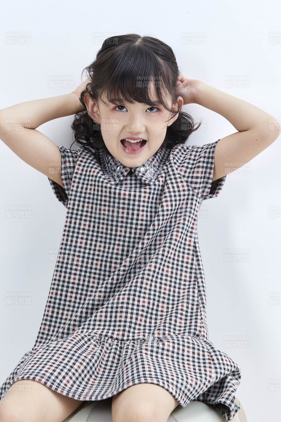 白色色背景的可愛的亞洲小女孩兒童