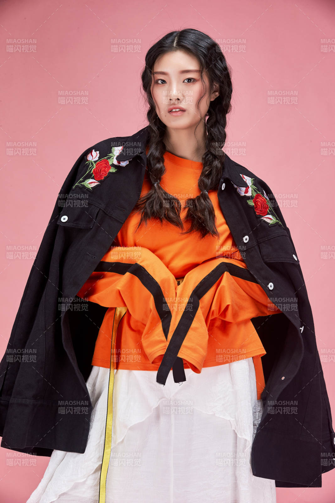 攝影棚拍攝的時尚亞洲女性模特