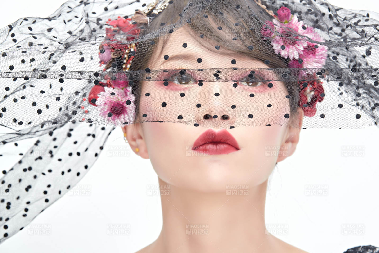 白色背景下的新娘彩妝美女人像