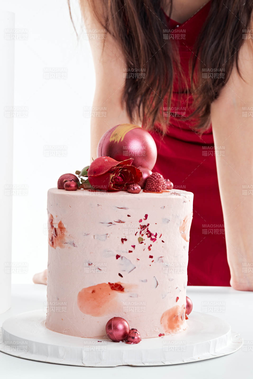 喝紅酒品嘗蛋糕的年輕女性