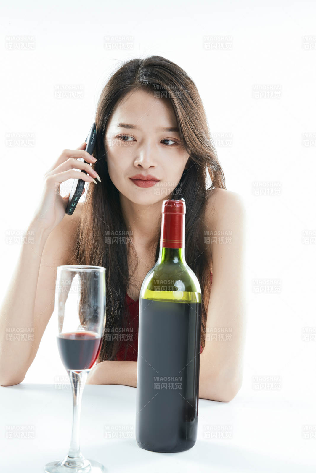 獨自品嘗紅酒的亞洲女性