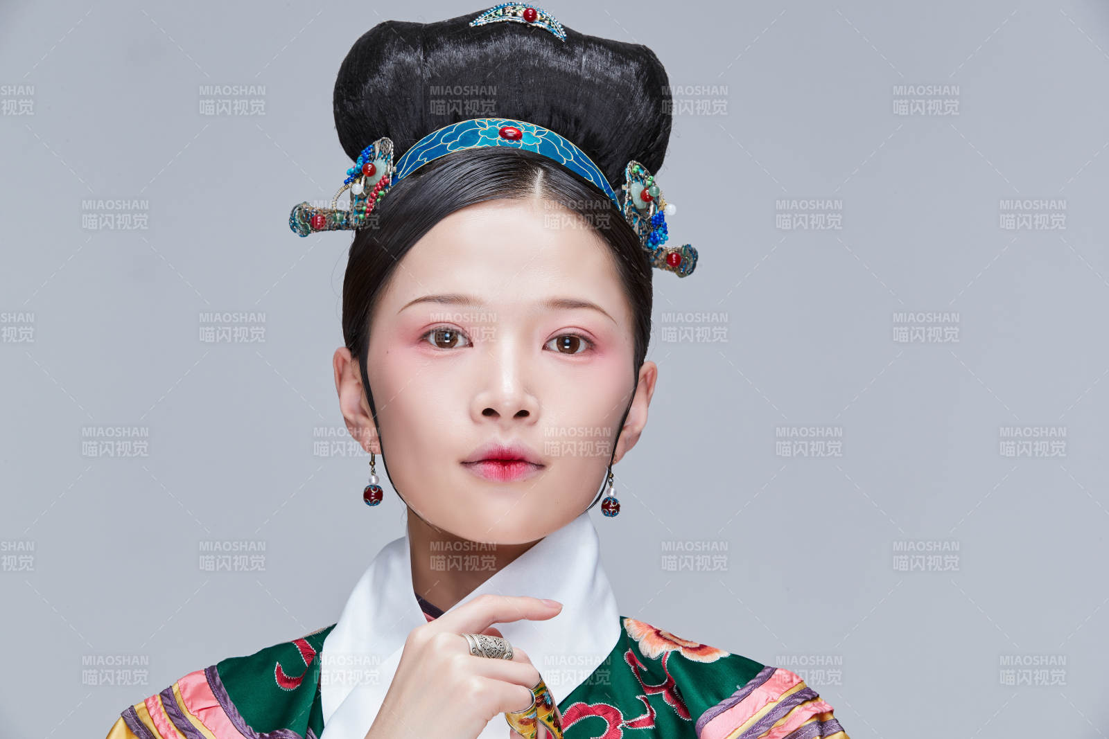 白色背景下的清代女性古裝造型清朝古裝