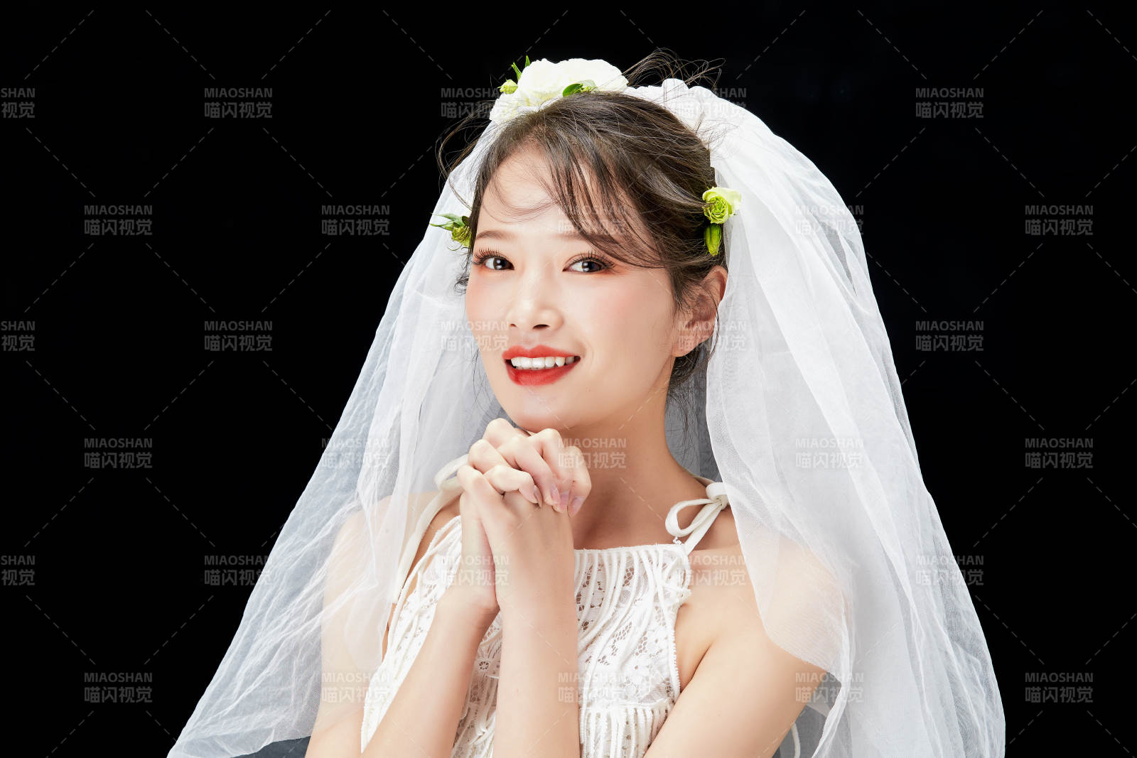 黑色背景下的美妝新娘彩妝人像