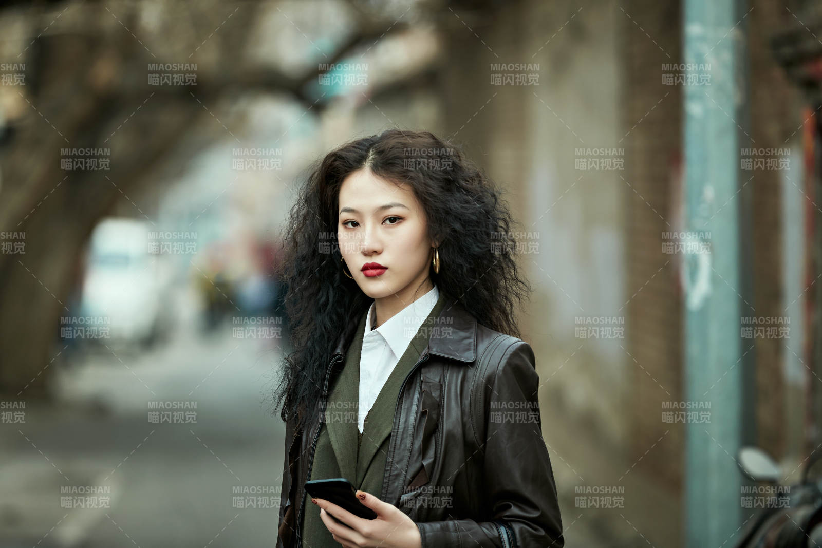 老舊城區(qū)里穿著復(fù)古港風(fēng)的美麗清純少女