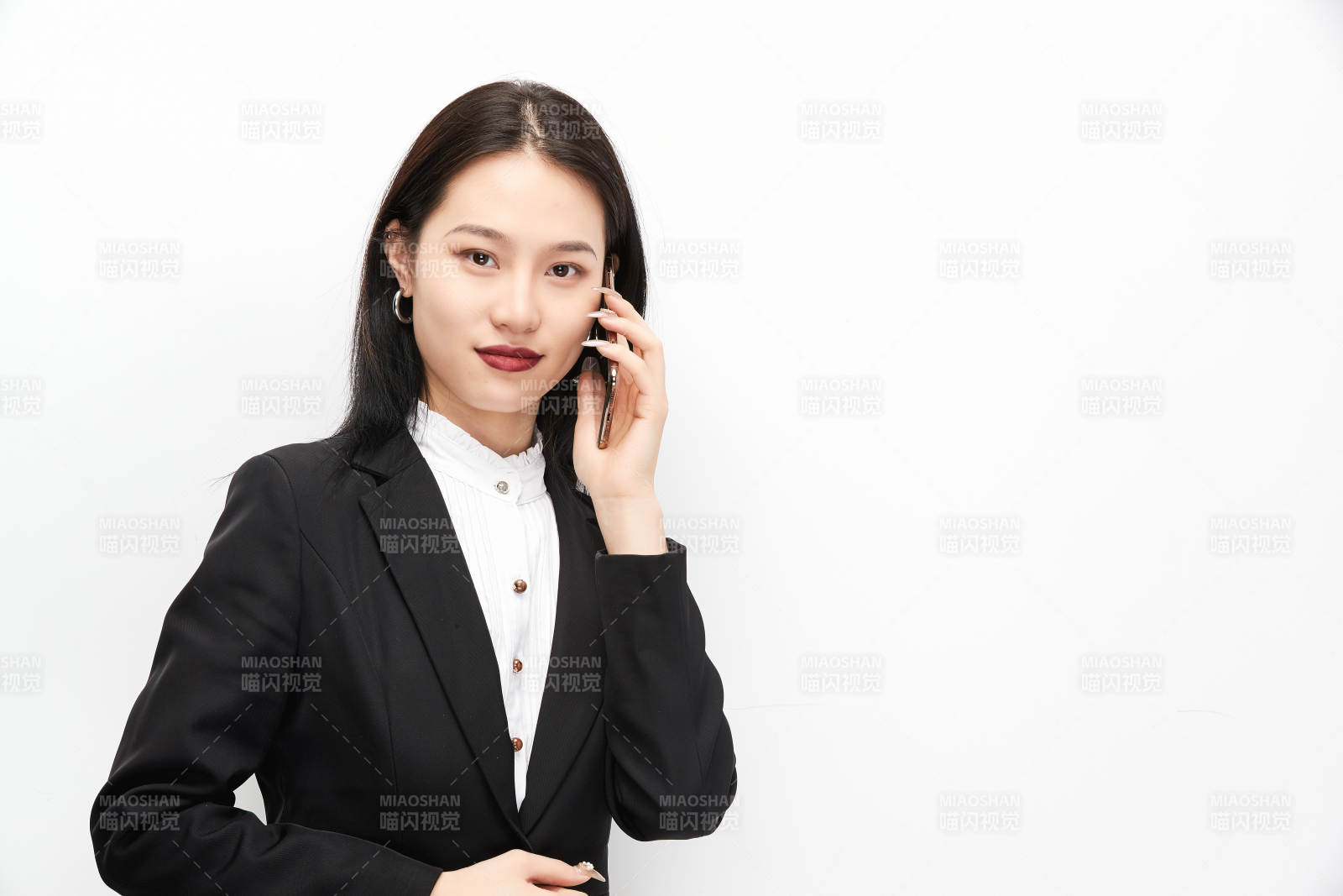 身穿西服拿著手機(jī)的美麗商務(wù)女士