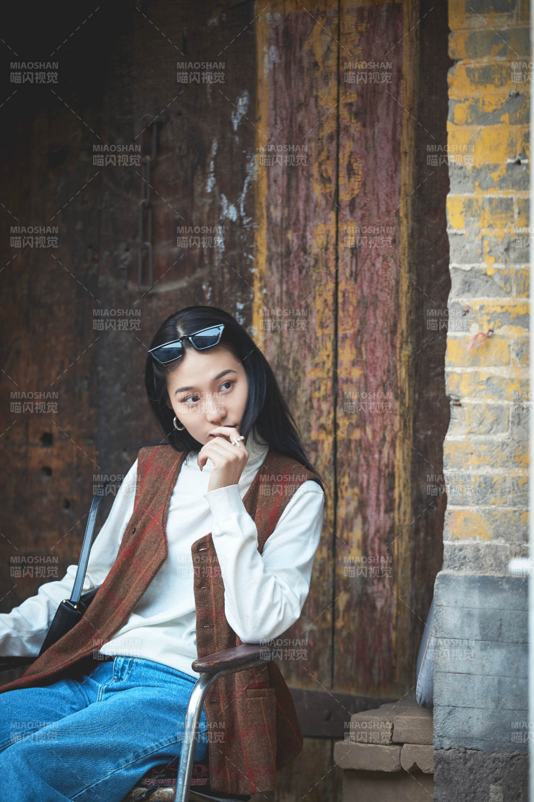 老舊城區里穿著復古港風的美麗清純少女