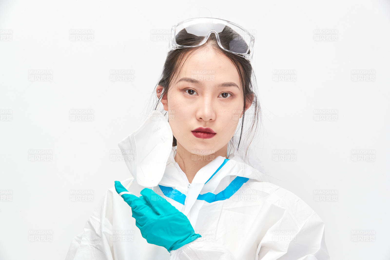 穿白色防護(hù)服佩戴護(hù)目鏡口罩的女性醫(yī)療人員